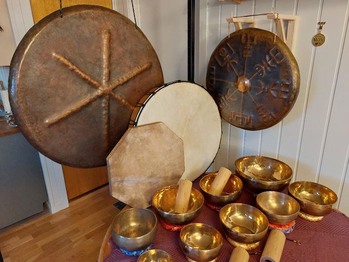 Healing-gong, sjamantromme, havtromme, gong, syngeboller og Koshi-klokker